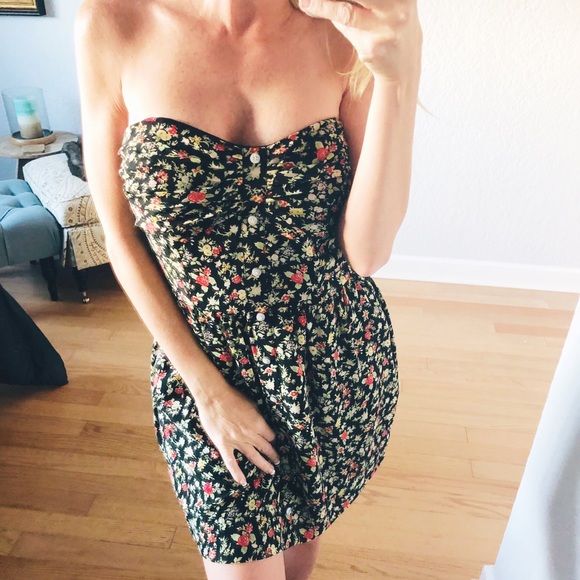 BCBG Dresses & Skirts - BCBG floral strapless dress